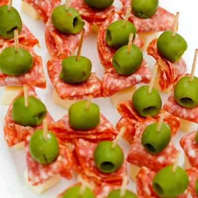 Канапе колбаска с сыром